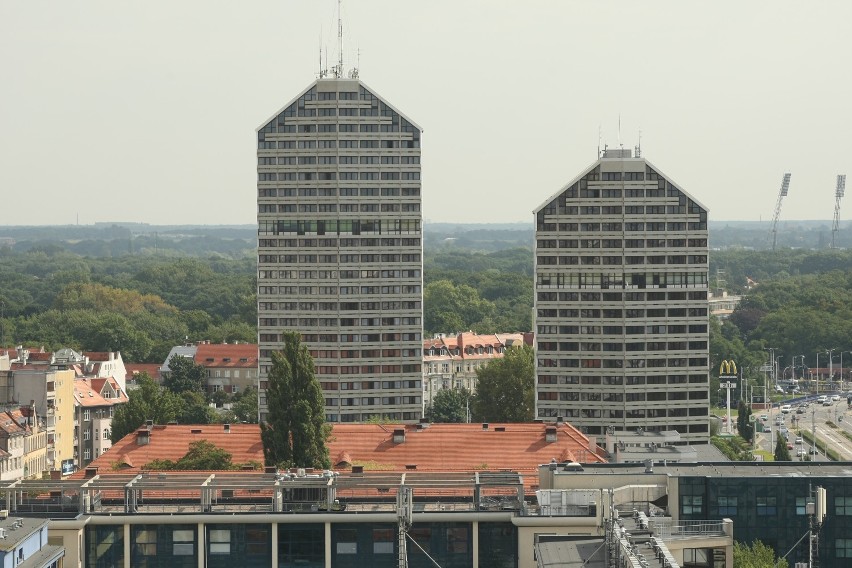 Kredka i ołówek - dwa najwyższe akademiki we Wrocławiu....