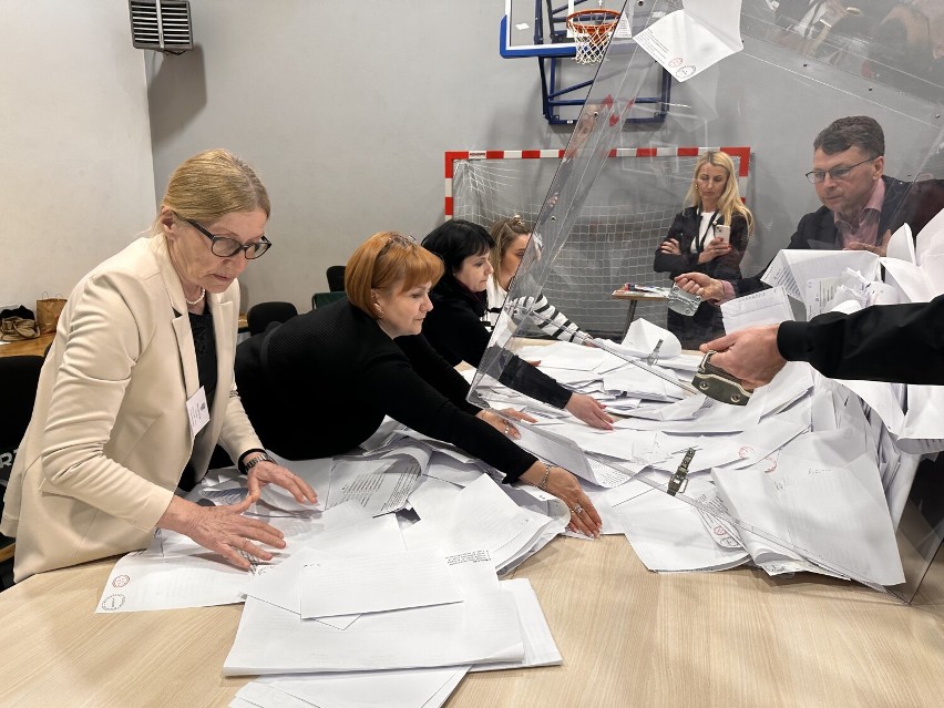 Zaczęło się liczenie głosów. Na pierwsze pełne wyniki z gmin i miast Gorlickiego trzeba będzie poczekać do wczesnego rana