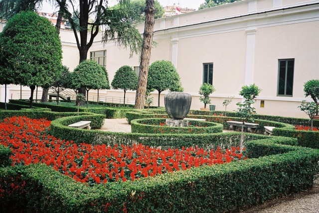 Angielski ogród na wewnętrznym dziedzińcu Villa Giulia. Fot. Jadwiga Kowalczyk