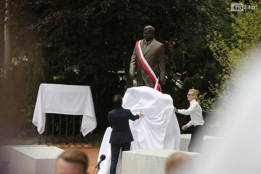 Pomnik Lecha Kaczyńskiego w Szczecinie uroczyście odsłonięty. I jak wrażenia? [ZDJĘCIA, WIDEO]