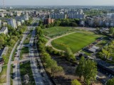 Stadion Wieczystej w Krakowie czeka na rozbudowę. Na razie skryty za drzewami