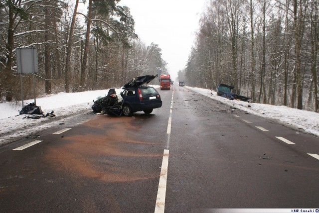 21 lutego, ok. godz. 12, na ul. Wojska Polskiego, na wylocie z Suwałk do Augustowa, doszło do wypadku. Zderzył się ford modeno z lawetą. Podczas wypadku ranne zostały trzy osoby: mężczyzna, kobieta i ośmiomiesięczne dziecko. Jak powiedzieli świadkowie, do zderzenia doszło, gdy osobowe auto z nieznanych na razie  przyczyn zjechało na lewy pas ruchu. W czasie wypadku siła uderzenia była tak duża, że strażacy podczas akcji ratunkowej musieli ciąć karoserię, żeby wydobyć poszkodowanego kierowcę forda.

Źródło: Radio 5


Zobacz też
Wiadomości kryminalne na stronie: Podlaskiej Kroniki Policyjnej