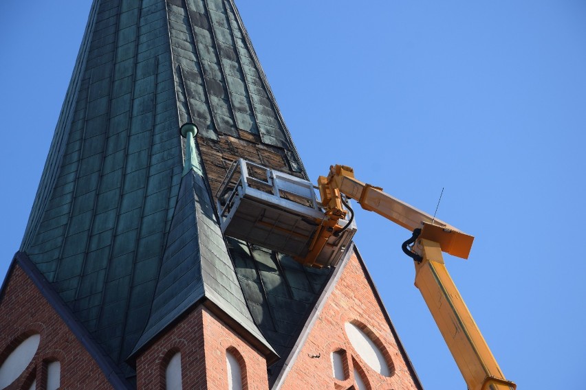 Kościół Mariacki w Szczecinku. Ruszyła naprawa dachu wieży [zdjęcia]