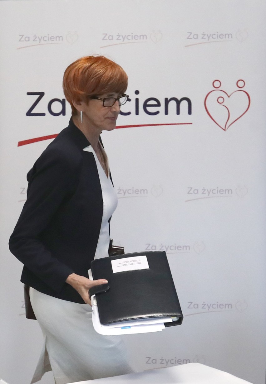 Minister Elżbieta Rafalska sięga i po kostiumy, i po sukienki, i spodnie. Lubi oryginalną biżuterię.