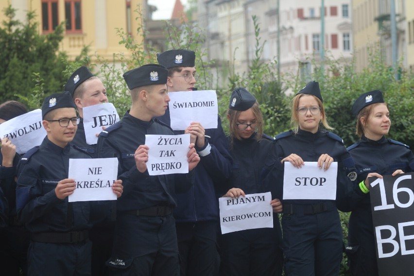 Legnica: Dni bezpieczeństwa na drogach, uczniowie klasy policyjnej włączyli się w akcję