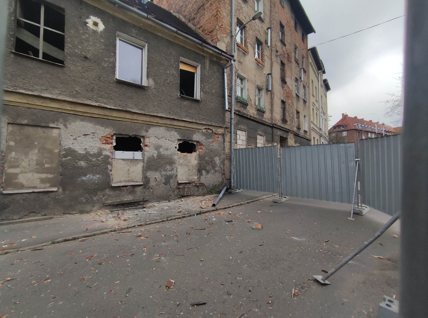 Budynek przy ul. Głowackiego w Wałbrzychu odchodzi do przeszłości. Zobaczcie zdjęcia z wyburzenia