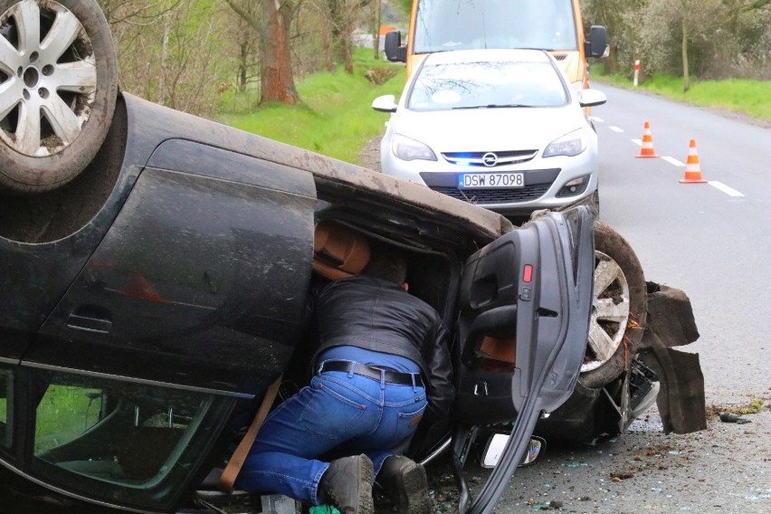 Wypadek na ulicy Pątnowskiej w Legnicy, auto wypadło z drogi
