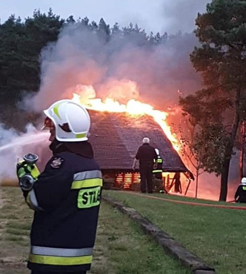W Jaryszewie spłonął dom letniskowy. W akcji 8 zastępów strażaków [FOTO]