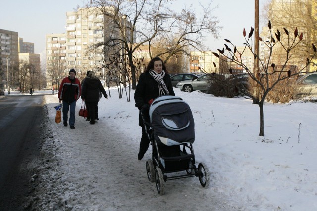 Poruszanie się zimą do dąbrowskich chodnikach nie należy do łatwych