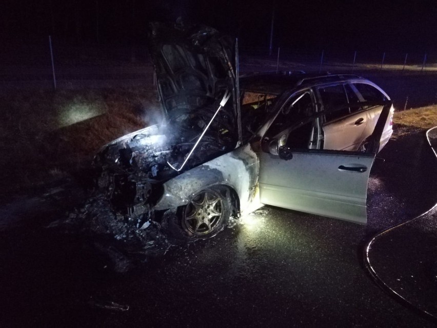 Samochód osobowy spłonął na autostradzie pod Tarnowem [ZDJĘCIA]