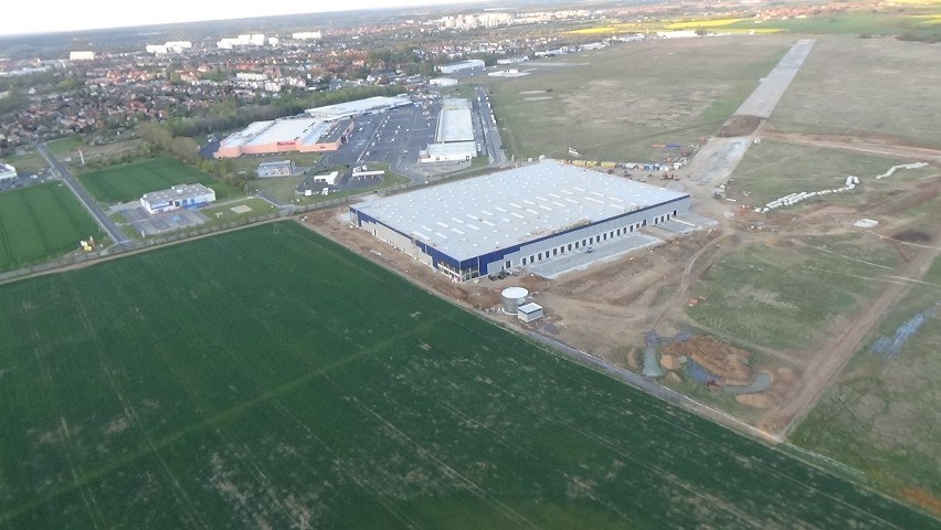 Gigantyczna hala powstała w sąsiedztwie Auchan. To jednak nie będzie sklep [ZDJĘCIA]