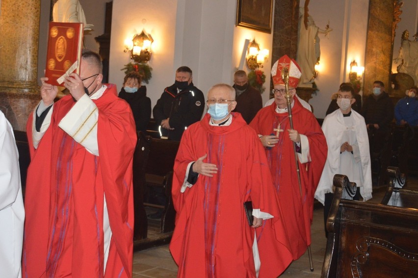 Biskup opolski pobłogosławił w Jemielnicy emigrantów zarobkowych. Przyjechali z całego regionu