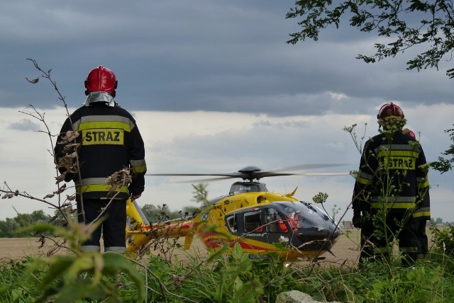 Śmigłowiec zabrał jedną z poszkodowanych osób do szpitala w Puszczykowie.