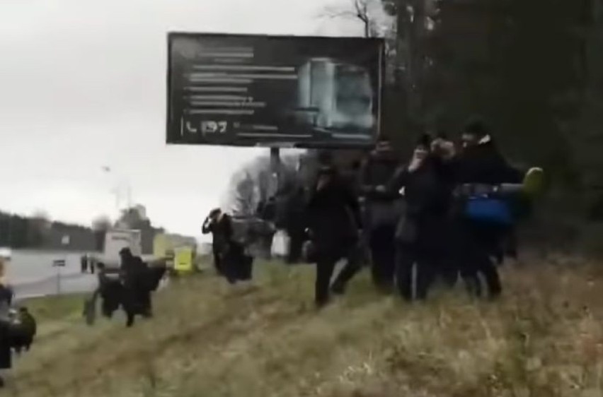 Wielki pochód migrantów kieruje się w stronę przejścia granicznego w Kuźnicy [ZDJĘCIA, WIDEO]