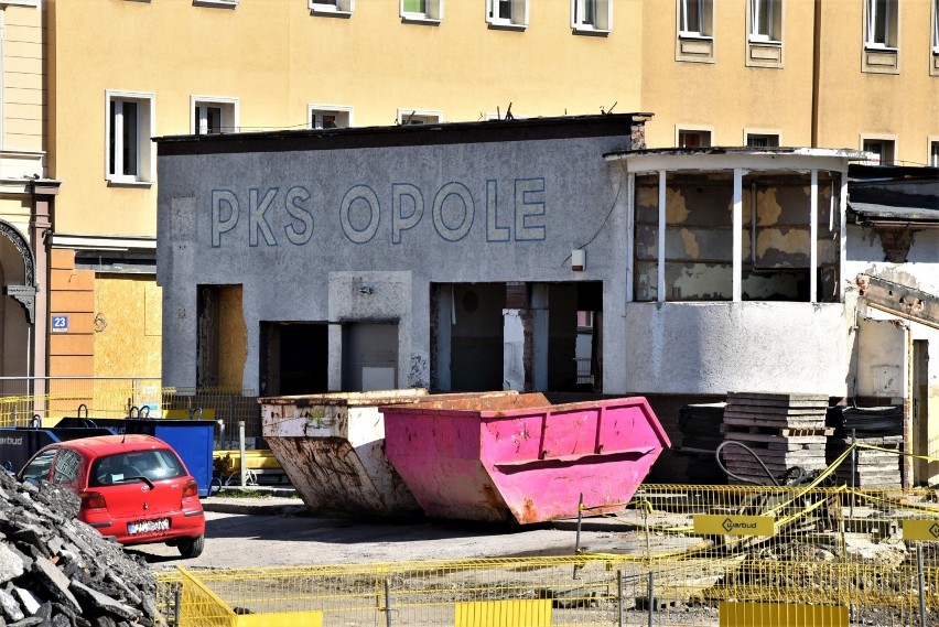 Centrum przesiadkowe Opole Główne. Prace mocno wyhamowały,...