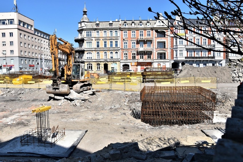 Centrum przesiadkowe Opole Główne. Prace mocno wyhamowały,...