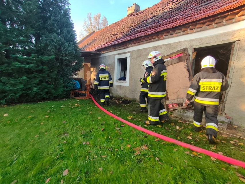 Pożar budynku w Kuklinowie. Na miejscu działało 6 zastępów strażaków [ZDJĘCIA]