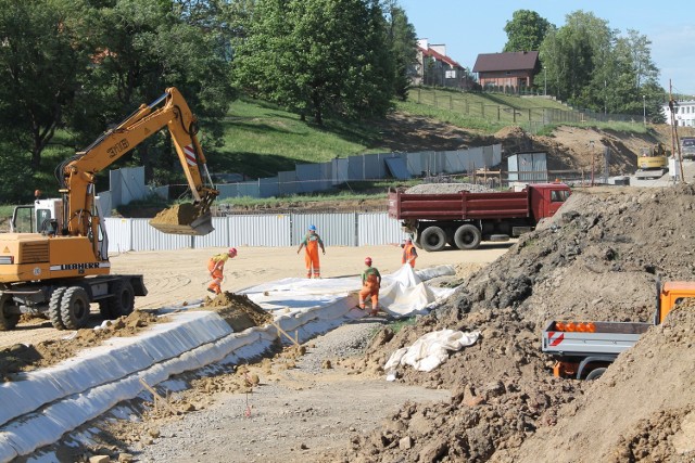 Na odcinku łączącym przyszły most z ul Korczaka przełożono kanalizację sanitarną i wodociągową. Trwają prace przy przełożeniu rurociągu ciepłowniczego. Zakończyło się także betonowanie ław fundamentowych pod przyszły most.
