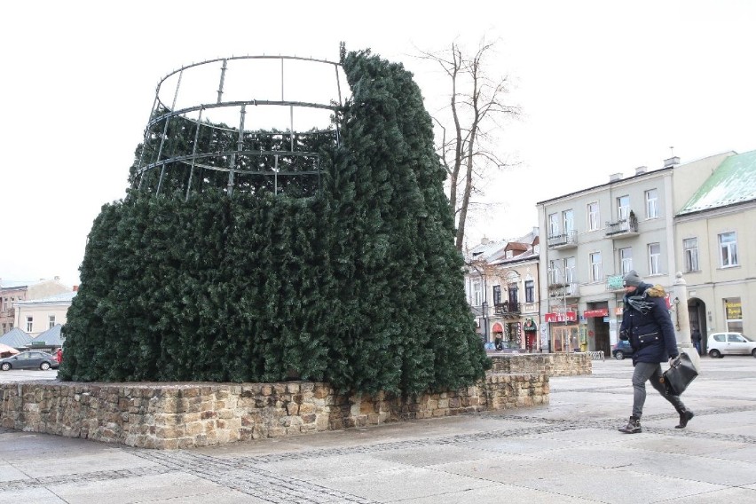 Choinkę ubierają, montują karuzelę. Zobacz świąteczne atrakcje Kielc (ZDJĘCIA)