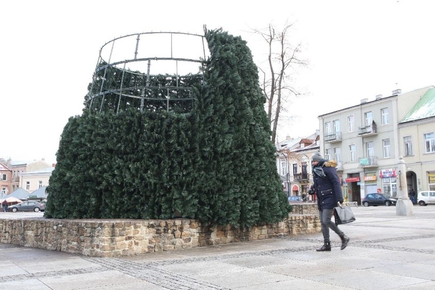 Choinkę ubierają, montują karuzelę. Zobacz świąteczne atrakcje Kielc (ZDJĘCIA)