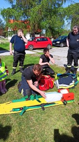 Wóz strażacki i resuscytacja poszkodowanego. Maluchy ze Szkoły Podstawowej w Zbytowej u strażaków (ZDJĘCIA)