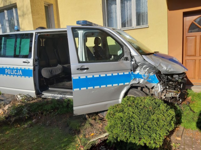 Październik, zderzenie radiowozu z autem na ulicy Kościuszki w Szczecinku, policyjny wóz znalazł się w ogródku