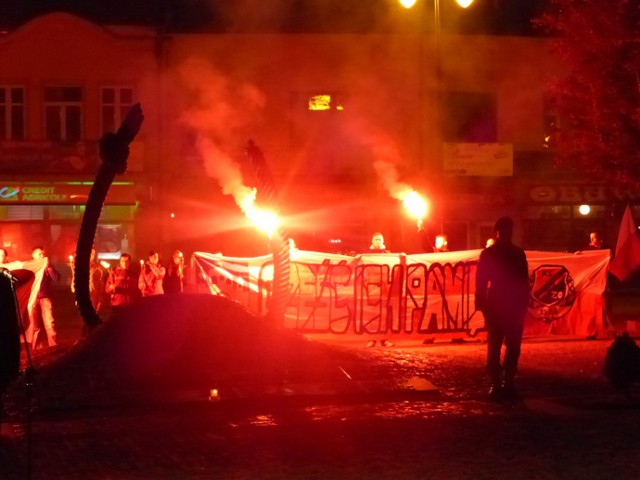 W czasie odgrywania hymnu oraz Apelu Poległych, Rynek za sprawą zapalonych rac pogrążył się w czerwieni.