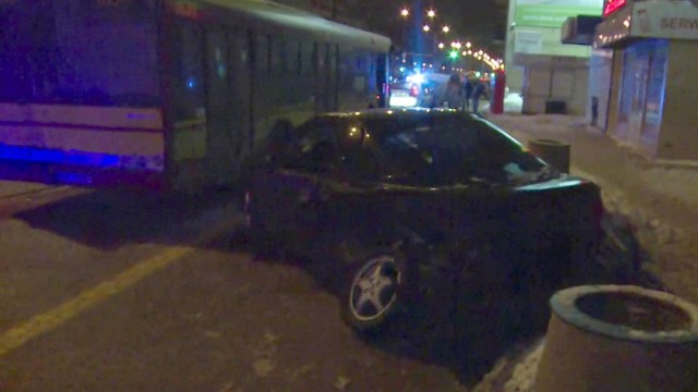 Na placu Szembeka samochód wjechał w przystanek autobusowy. Kierowca był pijany