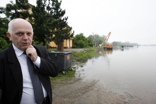 Jan Przybylski podczas powodzi w Ścinawie. Na wałach był, jak twierdzi, codziennie.