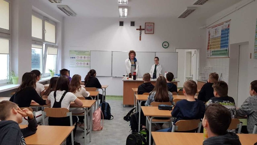 Uczennice z II Liceum Ogólnokształcącego w Rzeszowie uczą dbać o środowisko w ramach olimpiady "Zwolnieni z Teorii"