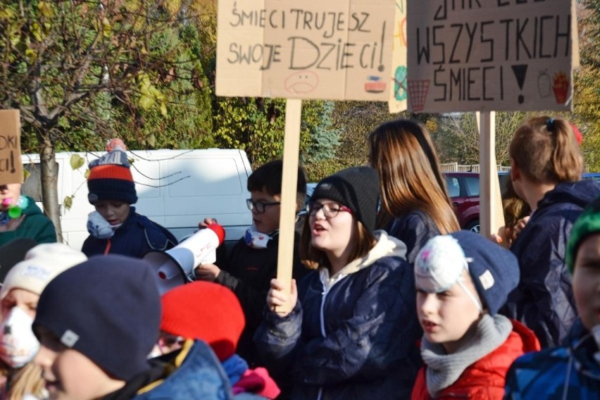 Paląc śmieci, trujesz dzieci. Happening uczniów Szkoły Podstawowej im. Arkadego Fiedlera w Zbąszyniu