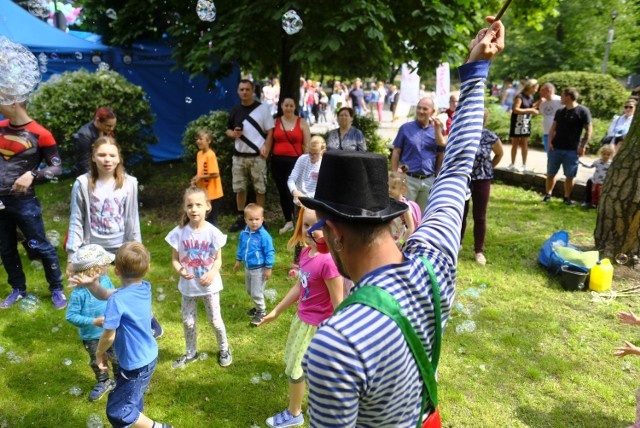 Z okazji zbliżającego się Dnia Dziecka, toruńskie instytucje kultury przygotowały sporo atrakcji. Do wyboru są m. in. koncerty, spektakle i warsztaty rękodzieła. Ze względu na ograniczenia związane z epidemią, większość wydarzeń nadal prowadzona będzie zdalnie.

Choć Dzień Dziecka świętować będziemy dopiero w poniedziałek 1 czerwca, wydarzenia dla młodszych i starszych dzieci przygotowano także na trwający weekend – 30 i 31 maja. Na kolejnych zdjęciach podpowiadamy z jakich atrakcji można skorzystać. 

>>>>>>>