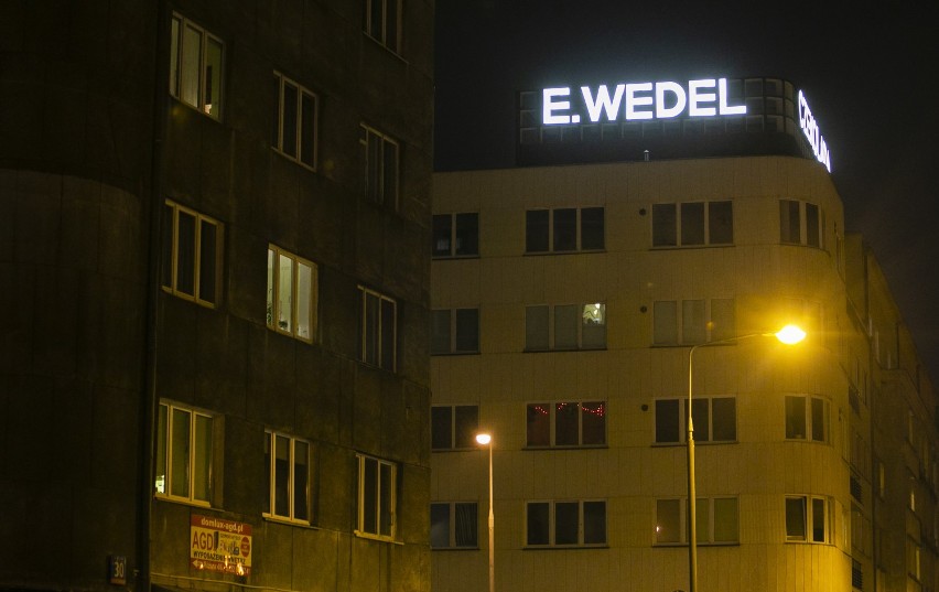 Neon Wedla wrócił na Mokotów. Napis ''E. Wedel Czekolada'' znowu świeci na dachu kamienicy przy Puławskiej [ZDJĘCIA] 