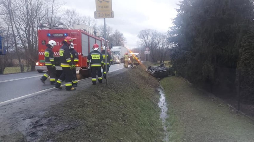Wypadek w Rajsku k. Oświęcimia. Na drodze wojewódzkiej 933 dachował samochód osobowy w rowie [ZDJĘCIA]