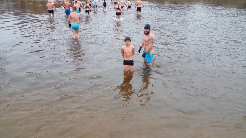 Inauguracja sezonu sieradzkich morsów 2018. Miłośnicy chłodnych kąpieli zapraszają kolejne osoby (zdjęcia)