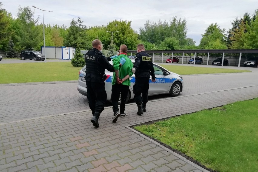 Policjanci z Radomska zatrzymali 22-latka, który próbował kraść samochody. Mężczyzna trafił do tymczasowego aresztu
