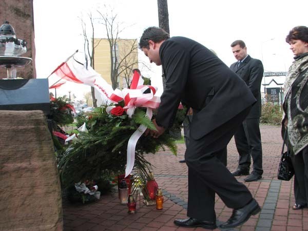 Burmistrz Janusz Romaniuk  złożył kwiaty, ku uczczeniu pamięci smoleńskiej tragedii,  przed pomnikiem zamordowanych w Katyniu