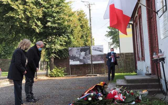 Przed historycznym budynkiem w Brzeszczach Borze odbyła się uroczystość upamiętnienia francuskich Żydówek - ofiar masakry karnej kompanii kobiet podobozu Auschwitz-Birkenau