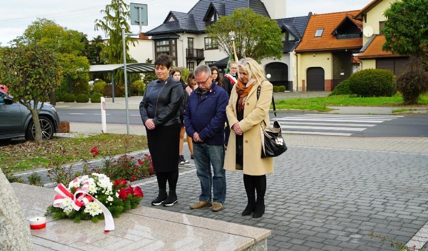 Obchody Dnia Niepodległości w gminie Siedlec - składanie kwiatów pod pomnikiem