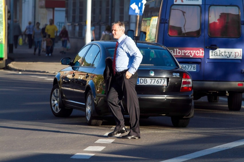 Roman Szełemej, prezydent Wałbrzycha, musi korzystać z auta...