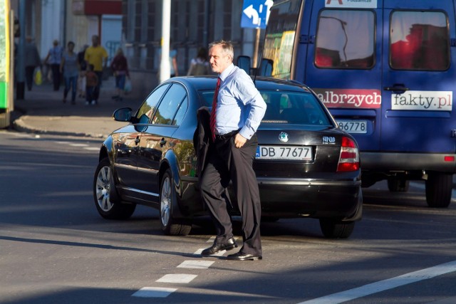 Roman Szełemej, prezydent Wałbrzycha, musi korzystać z auta zastępczego. Służbowa Skoda Superb jest naprawiana przez blacharza