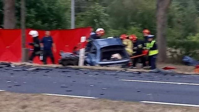 Droga w miejscu wypadku została zablokowana. Policjanci wyznaczyli objazdy.