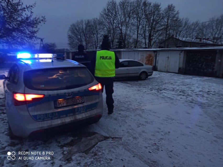 Na widok policjantów wyrzucił narkotyki z samochodu. 68-letni tomaszowianin usłyszał zarzut