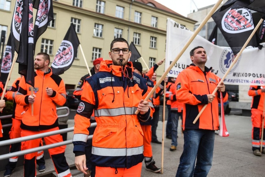 Ratownicy medyczni z całej Polski domagają się między innymi...