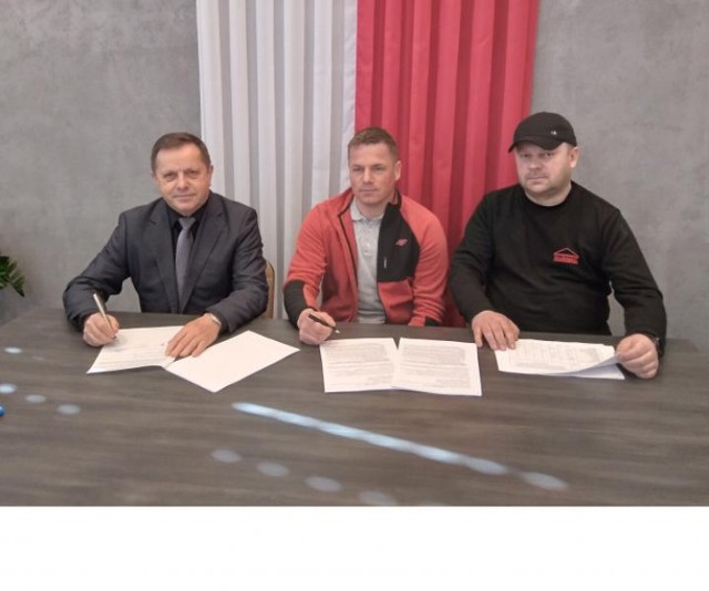 Umowę na realizacje robót ze strony gminy podpisał Lesław Kuźniar zaś wykonawcę reprezentowali Marek Ziemniak i Mirosław Sabat.