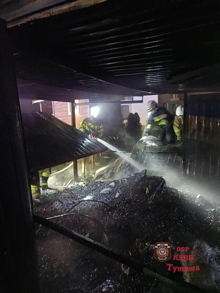 Pożar składu opału w Tymowej koło Brzeska, z ogniem walczyły w nocy cztery zastępy strażaków