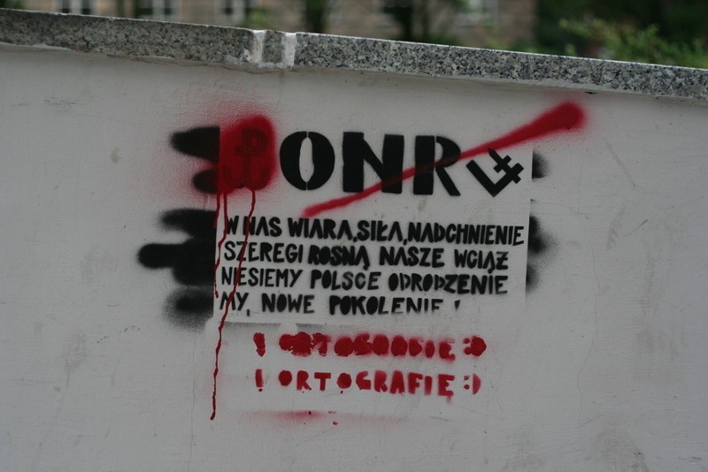 Wrocław: Sprejem &quot;walczą&quot; na murach przy pl. Grunwaldzkim