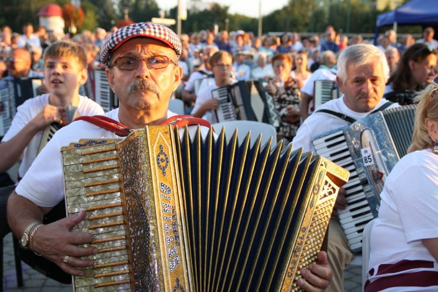 Ponad 100 akordeonistów z całej Polski zagrało w Dąbrowie...