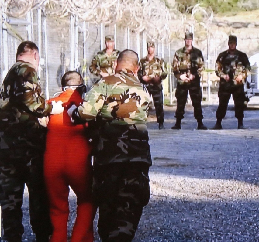 Wyciszeni mieszkańcy minimiasteczka w Zatoce Guantanamo