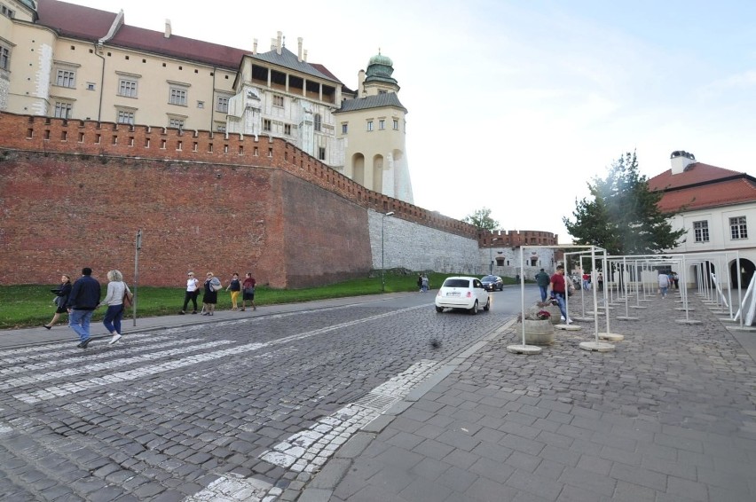 Kraków. Rewolucyjne zmiany w ruchu pod Wawelem i na ulicach w centrum. Mniej miejsc dla aut, więcej dla pieszych i rowerzystów - szczegóły